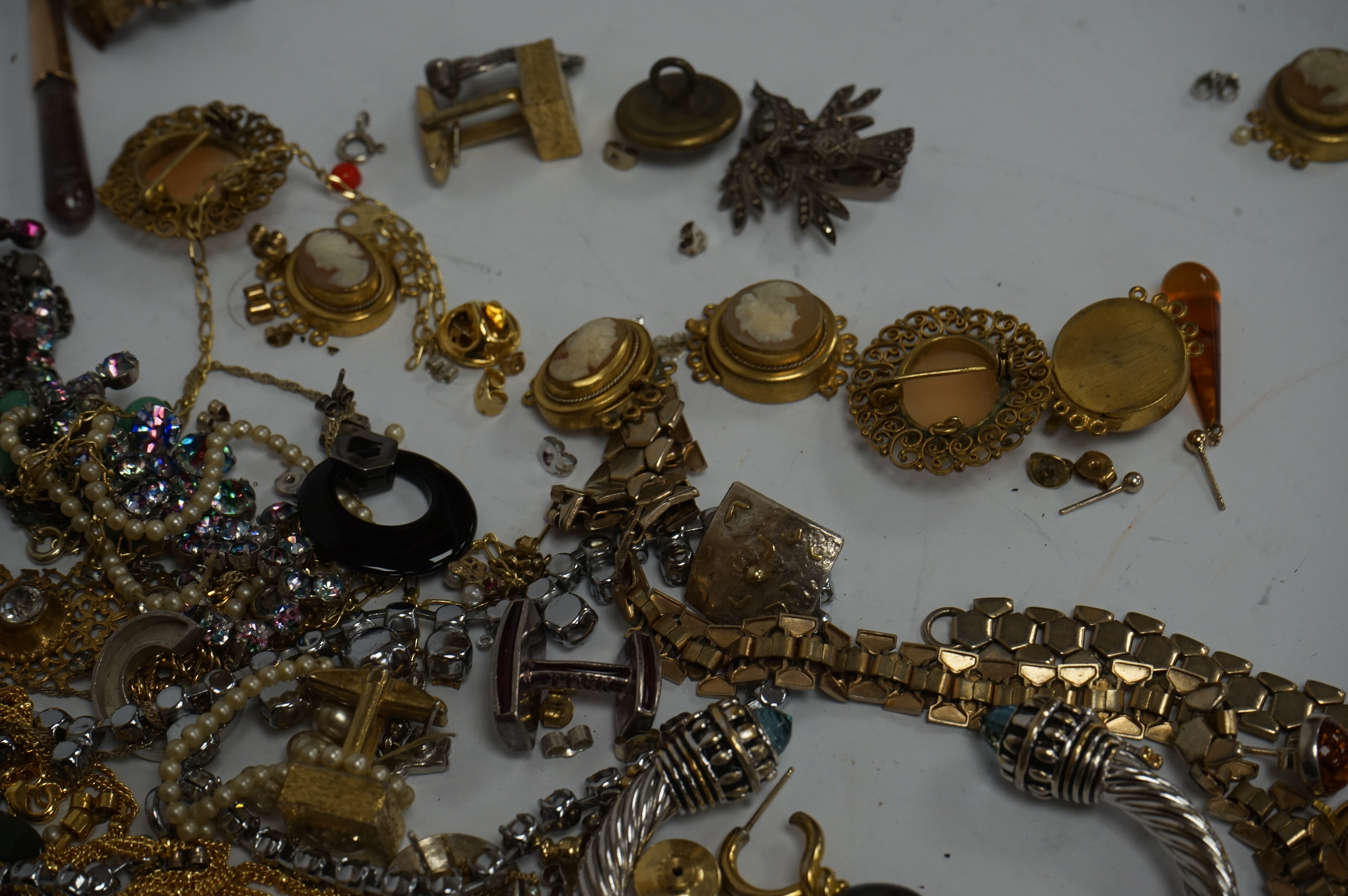 A small quantity of assorted mainly costume jewellery, including a pair of agate drop earrings, paste necklace, marcasite brooch, 925 and cabochon set pendant, a 9ct 'back & front' heart shaped locket, etc, housed in a g